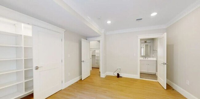 Building Photo - Charming 4 Bedroom-No Broker Fee