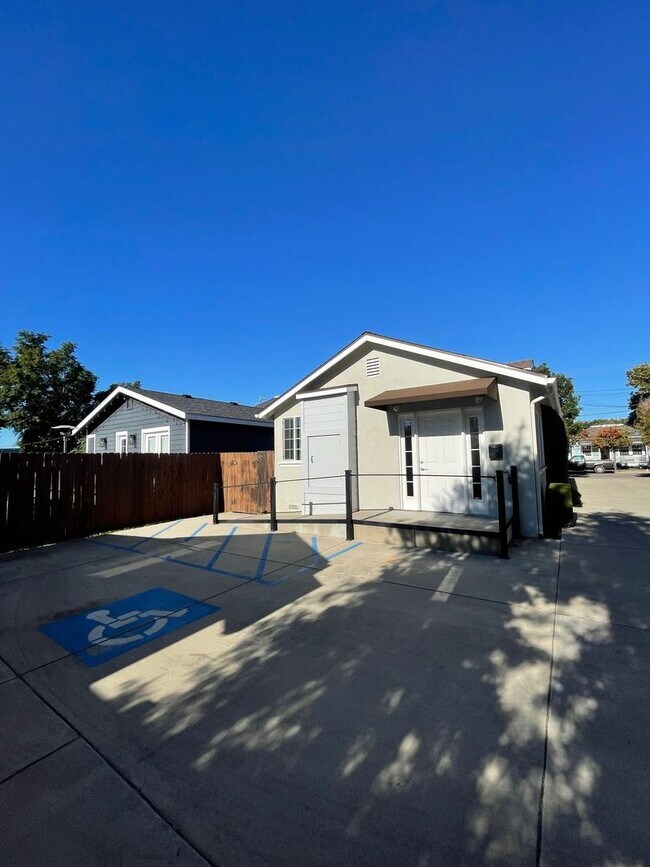 Building Photo - 3050 122-124 Allen Street