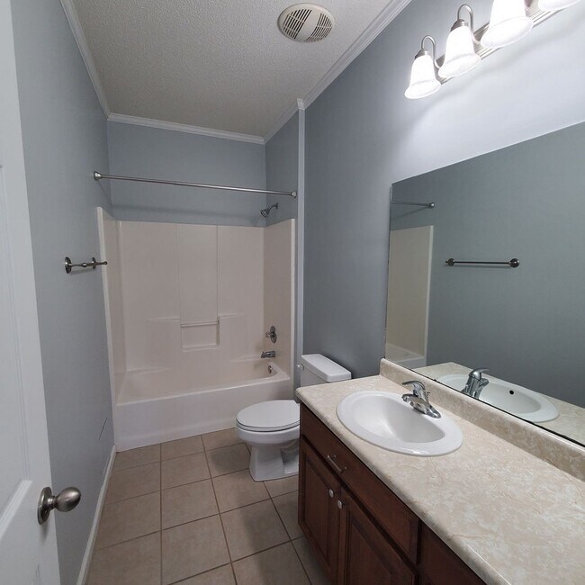 Building Photo - Charming 3-Bedroom Home with Spacious Yard...