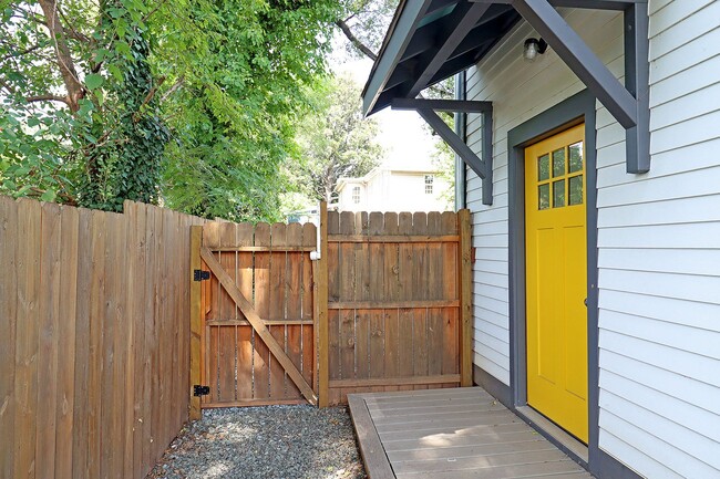 Building Photo - Light-Filled Downtown Studio Near UVA Medical Center