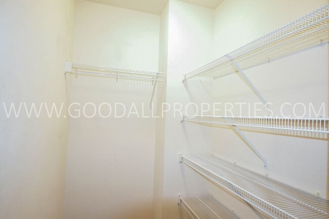 Building Photo - 2-Bedroom, 2-Bath Urbandale Townhome with 2-Car Attached Garage