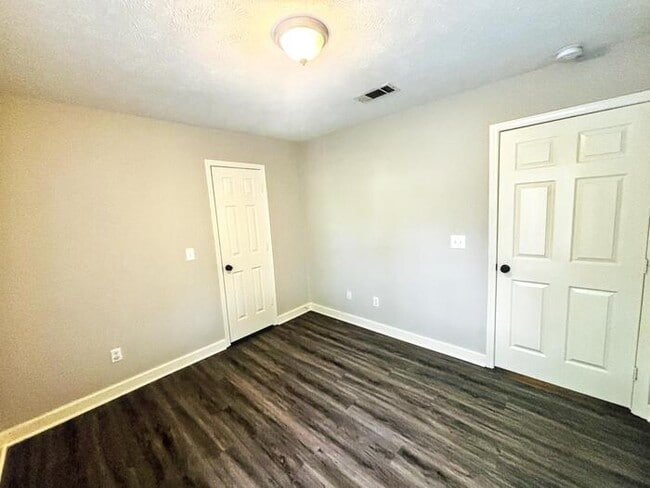 Building Photo - 217 Shadow Creek Dr