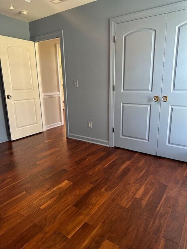 Building Photo - 3 Bed/2 Bath Home with Bonus Room & Screen...