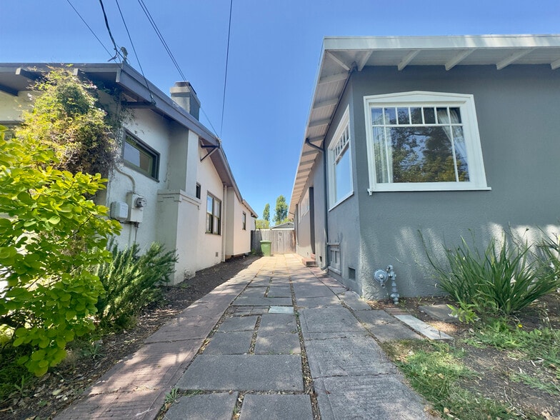 Building Photo - 2309 Derby St