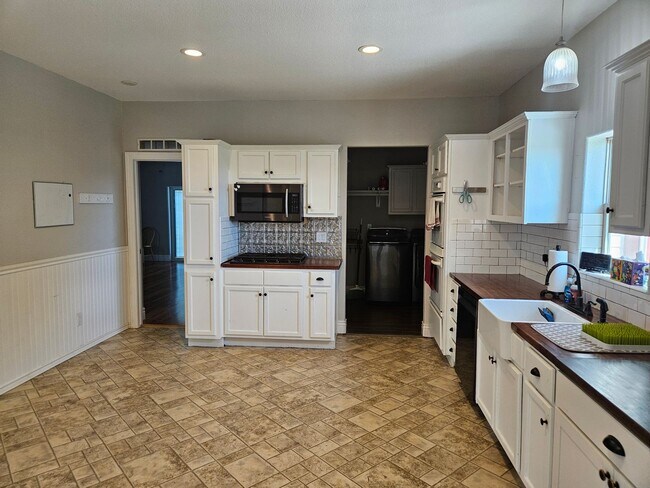 Building Photo - 5 Bed 3 Bath Ranch Home with 5 Acres.