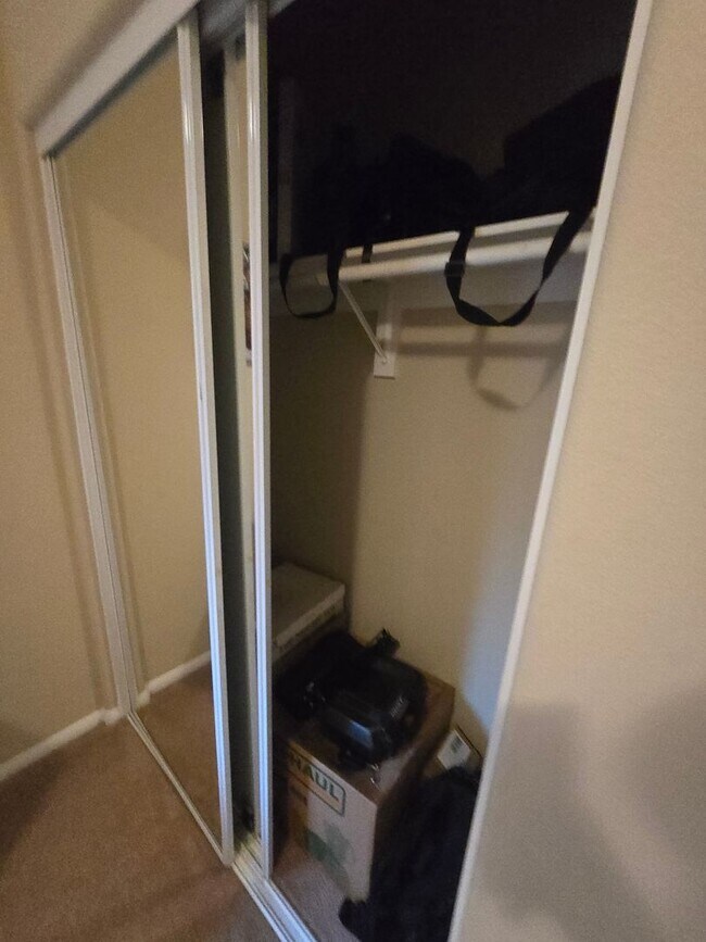 Building Photo - 3 Bedroom 2 Bath located in Mountain View DHS