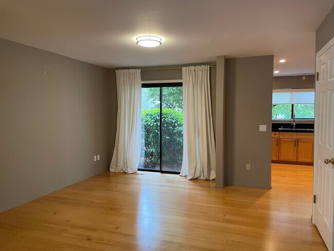 Building Photo - Beautiful End Unit Condo in Bennett Valley!