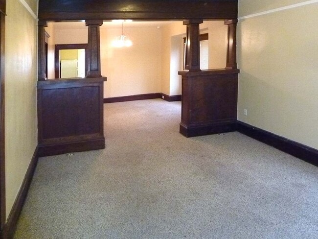 Building Photo - Charming 2 Bedroom with Bonus/Laundry Room