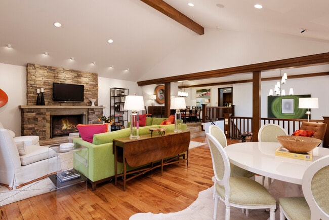 Building Photo - 207 N 2nd St