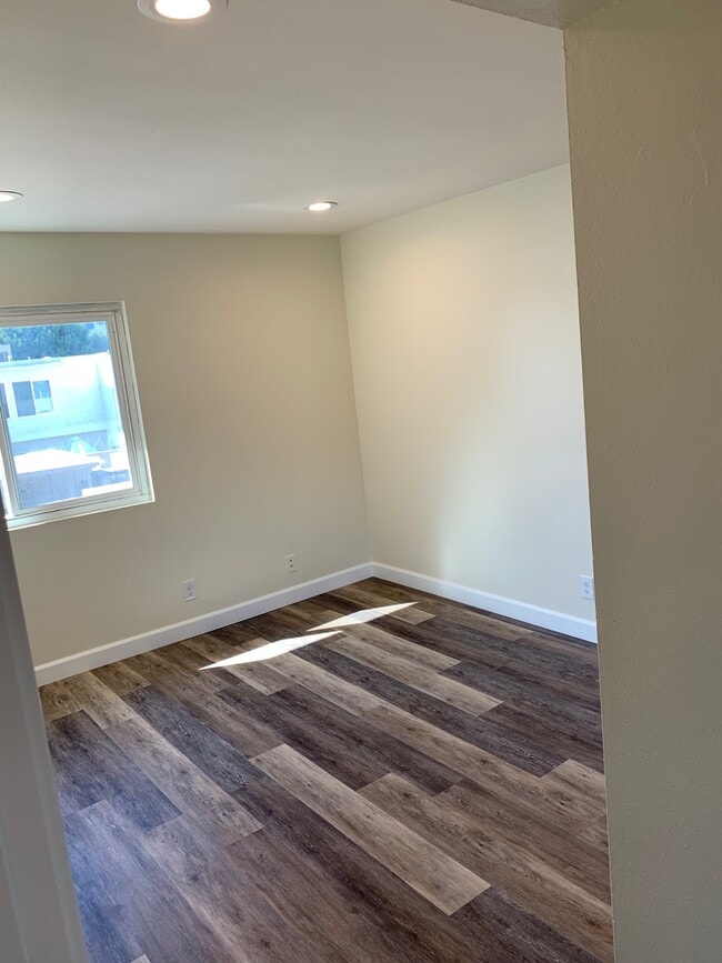 Building Photo - 16765 Barefoot Cir