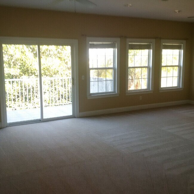 Building Photo - Beautiful 4 Bedroom 2 and 1/2 bath home in...