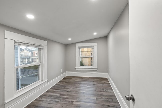 Building Photo - 1736 Bruck St