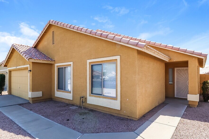 Building Photo - 9015 W Roanoke Ave