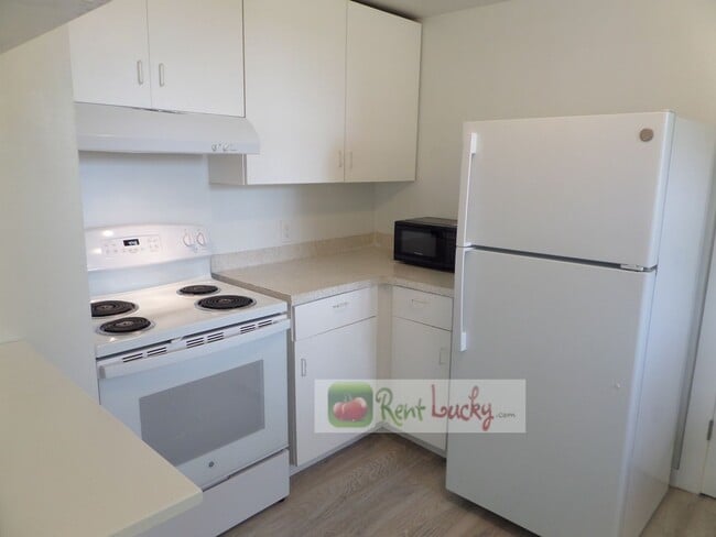 Building Photo - Super-Cute 2-Bedroom Home w/Attached Garag...