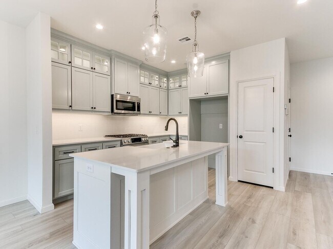 Building Photo - Luxury, Zero Maintenance Living Edmond Townhome