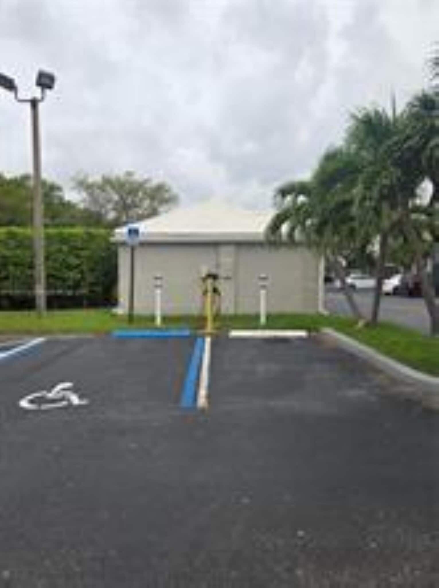 Building Photo - 2831 N Oakland Forest Dr