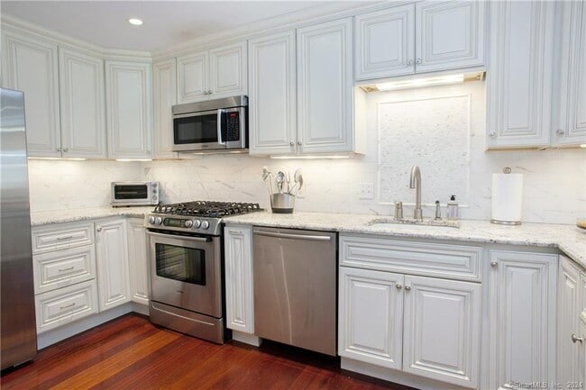 Building Photo - 1028 Farmington Ave