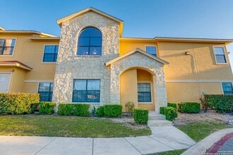 Building Photo - GREAT LOCATION NEAR MEDICAL & USAA | 3 BEDS | 3.5 BATHS