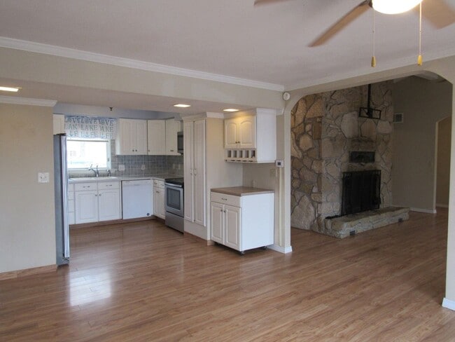 Building Photo - 4 bedroom lake view home