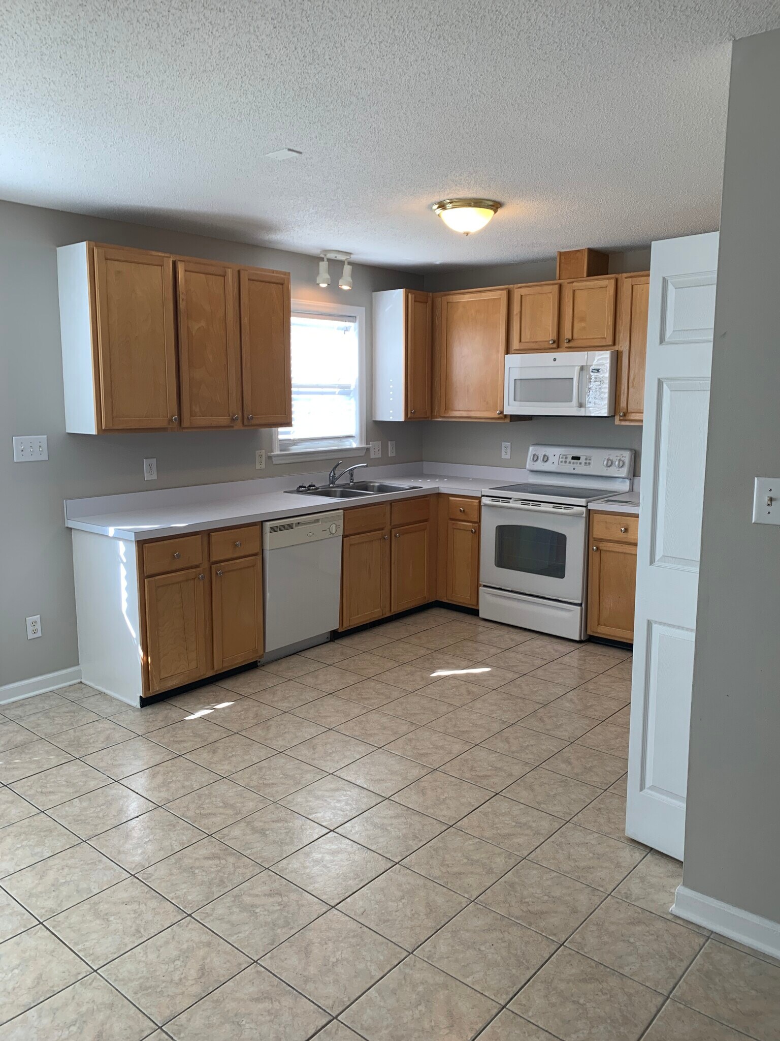 Kitchen w/tile floors, dishwasher,electric range, microwave and refrogerator. - 5516 Bellcamp Ct