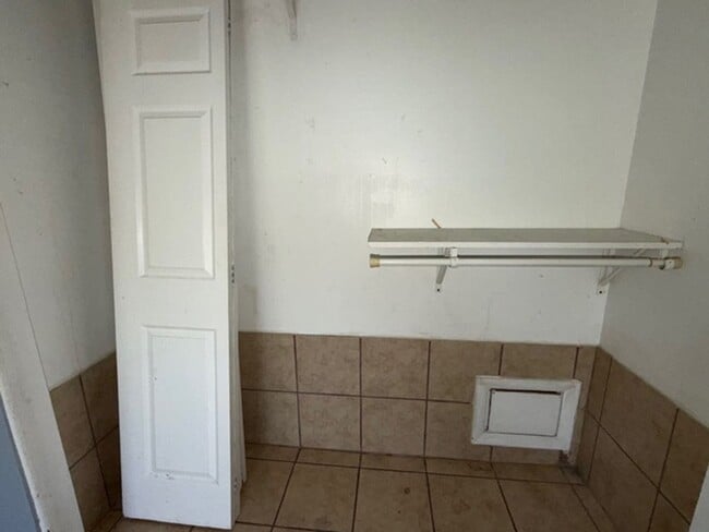 Building Photo - Newly renovated Town House for Rent 3Br / 2 Ba Section 8 Welcome !