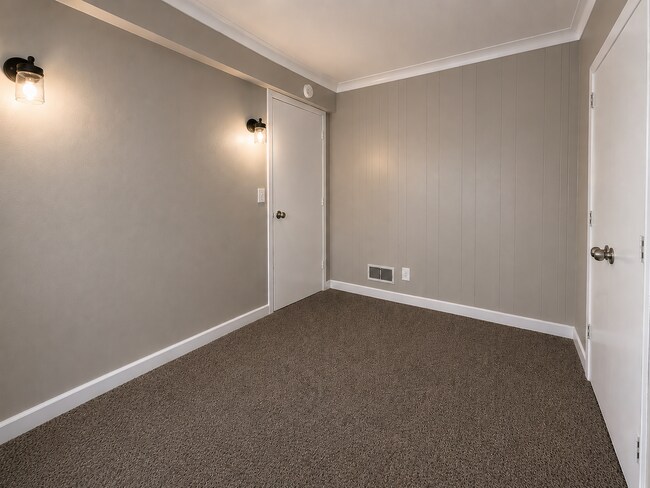 Building Photo - 523 E Oakland St