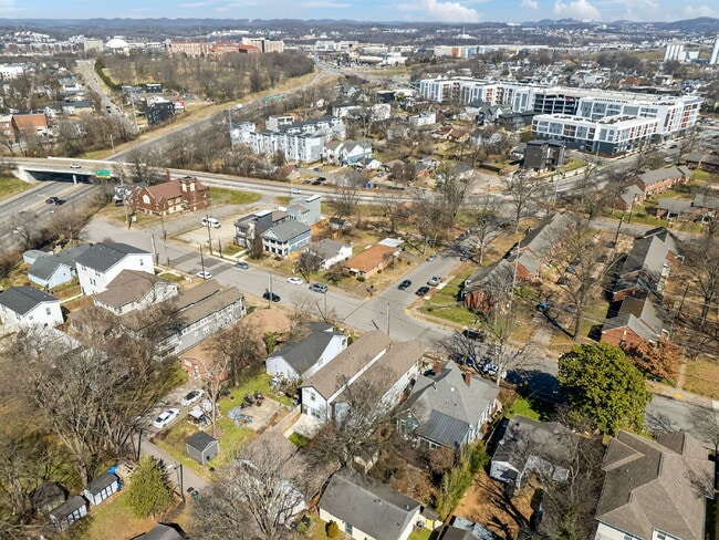 Building Photo - Grandeur in Germantown!