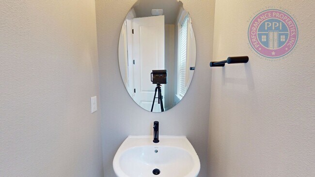 Building Photo - REED'S CROSSING!  Luxury Home, Stylish Amenities, Central Air-Conditioning, Close To Nike & Intel