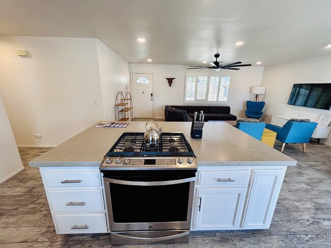 Building Photo - Charming 3 Bedroom House with Pool in Friendly Hills, Joshua Tree