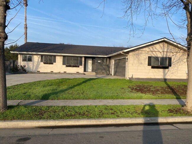 Building Photo - Four bedroom with pool in Northwest Hanford