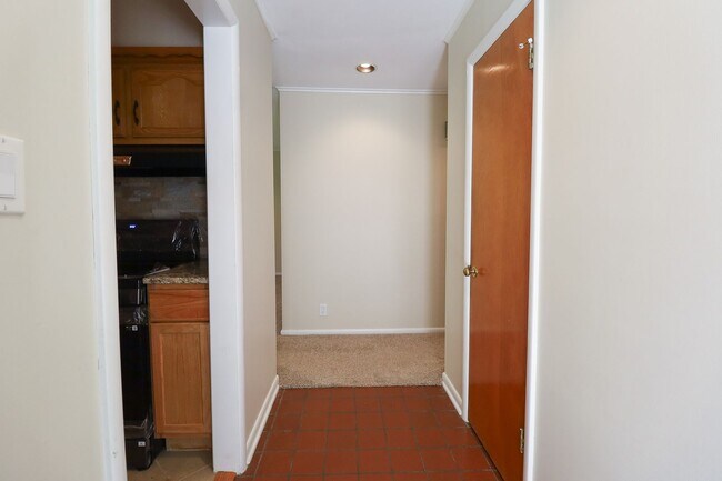 Building Photo - 3 Bed Mid-Town Beaut! Available for Immedi...