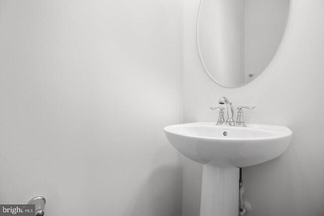 Building Photo - 8643 Rosecrans Ln