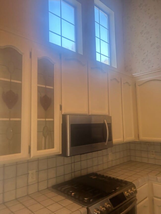 Building Photo - Beautiful Lake Wildwood Home with private back yard.