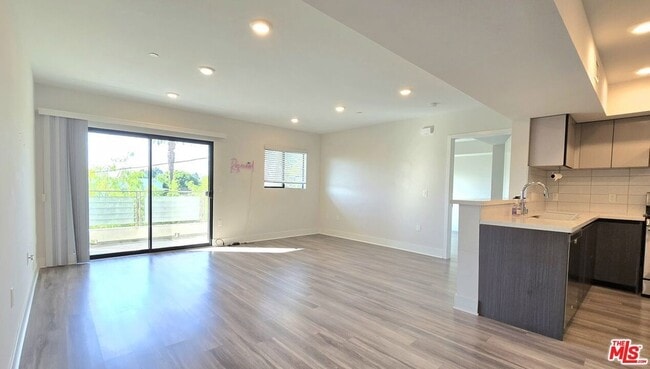 Building Photo - 5030 Rosewood Ave