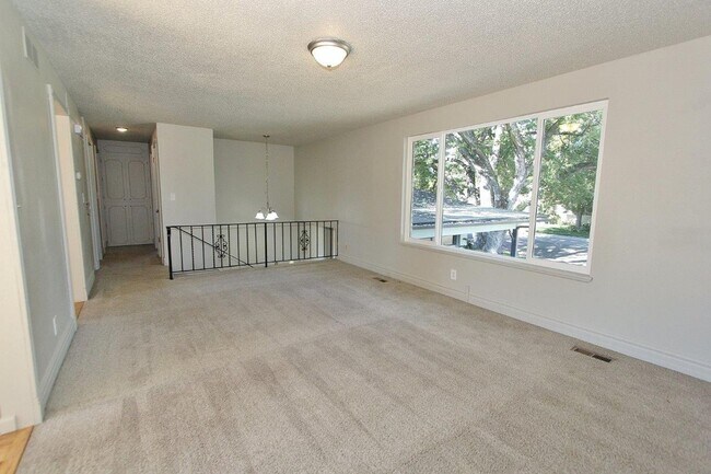 Building Photo - Spacious Home in Quiet Neighborhood