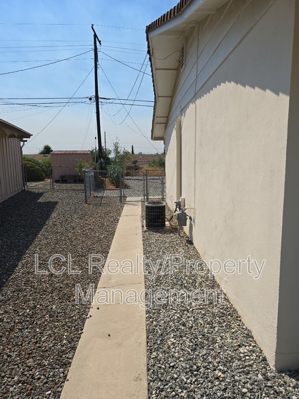 Building Photo - 27147 El Rancho Dr