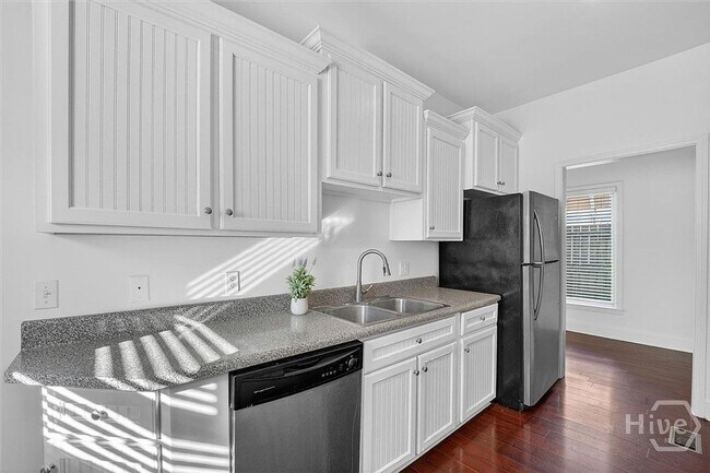 Building Photo - 506 E 31st St