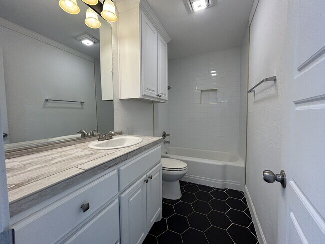 Building Photo - Beautiful Home near Middle School & Park!