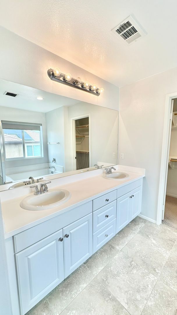 Building Photo - Newer & Lovely Two-Story Home in the New C...