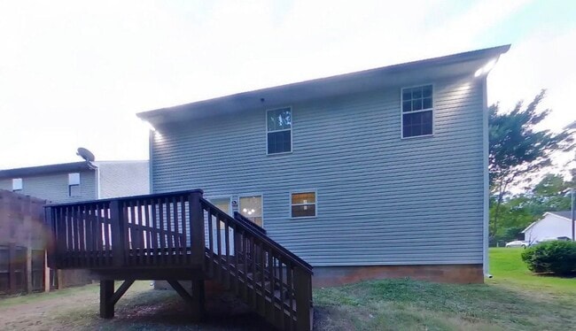 Building Photo - 3 Bedroom Residence Perfect for Family Living