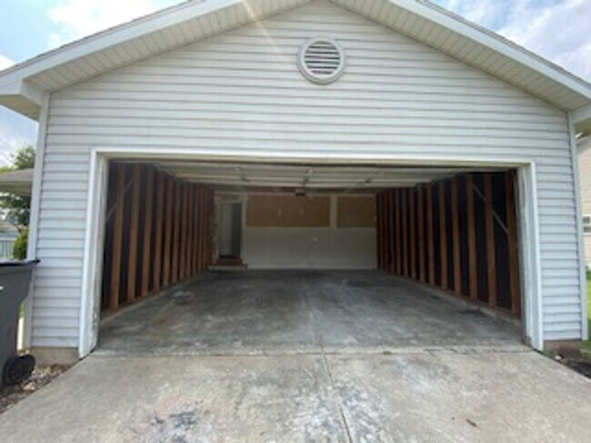 Building Photo - 819 Colonial Manor Dr