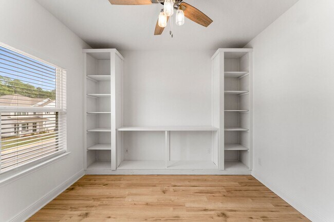 Building Photo - 115 Piper Cv