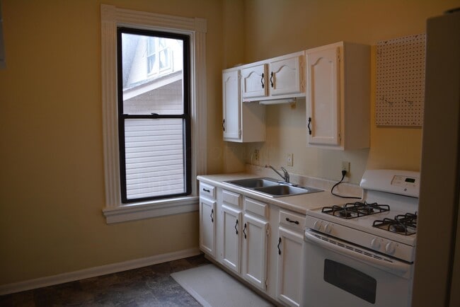 Building Photo - 1351 Highland St