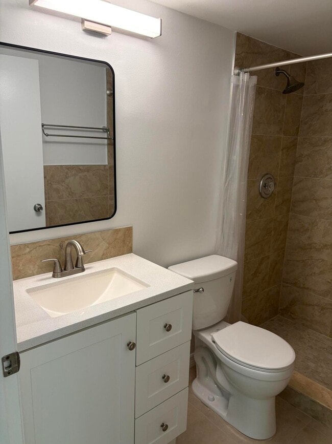 Building Photo - 13811 Oneida Dr