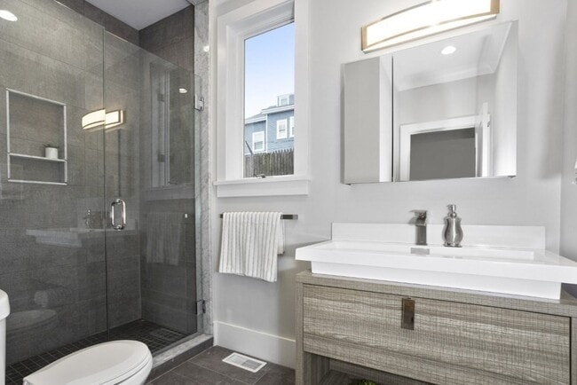 Building Photo - 10 Grant St