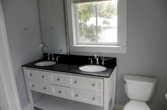 Building Photo - Charming 3-story Home in the Heart of Down...