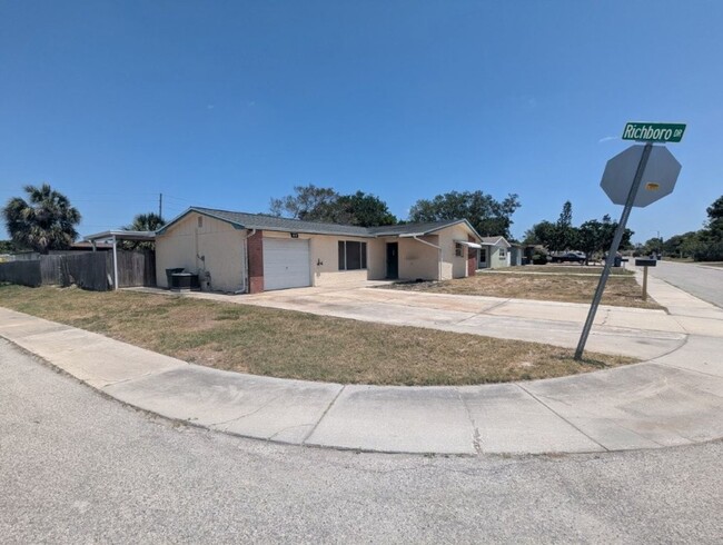Building Photo - CORNER LOT 2/2 over 1246sf with NEW lvp fl...