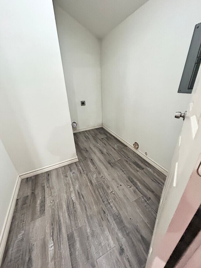 Building Photo - 3Bed/2Bath Home Available!