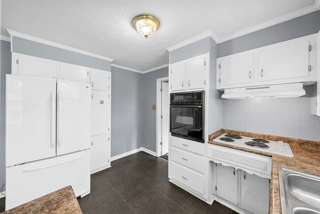 Building Photo - 3 Bedroom Pet Friendly Home For Rent!