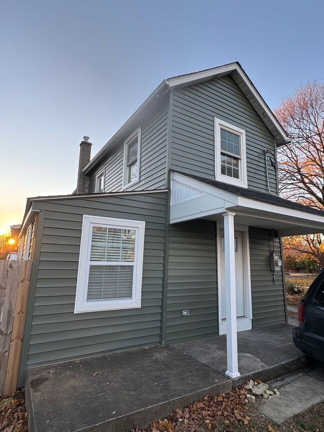 Building Photo - Modern Country Living